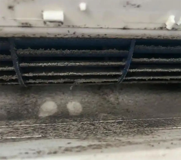 金湾空调吹的风有股烧焦味是怎么回事